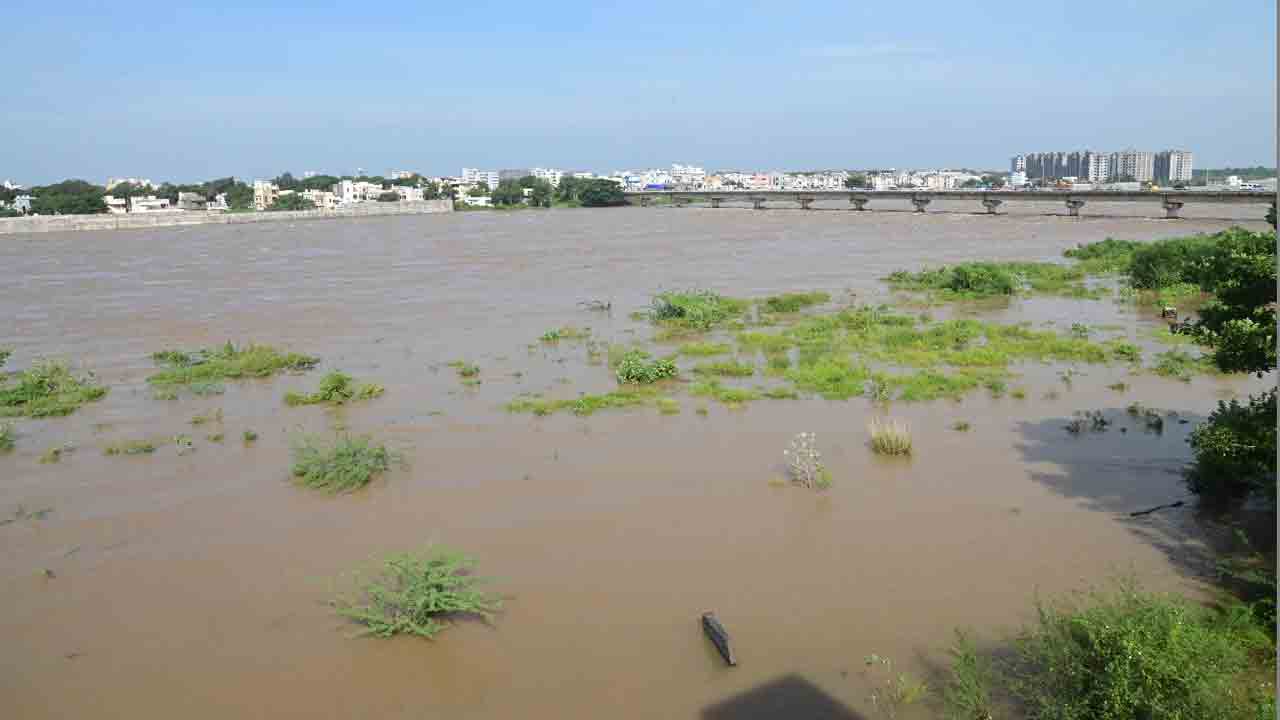 జలదిగ్బంధం ఉప్పొంగి.. ఉగ్రరూపం దాల్చి..