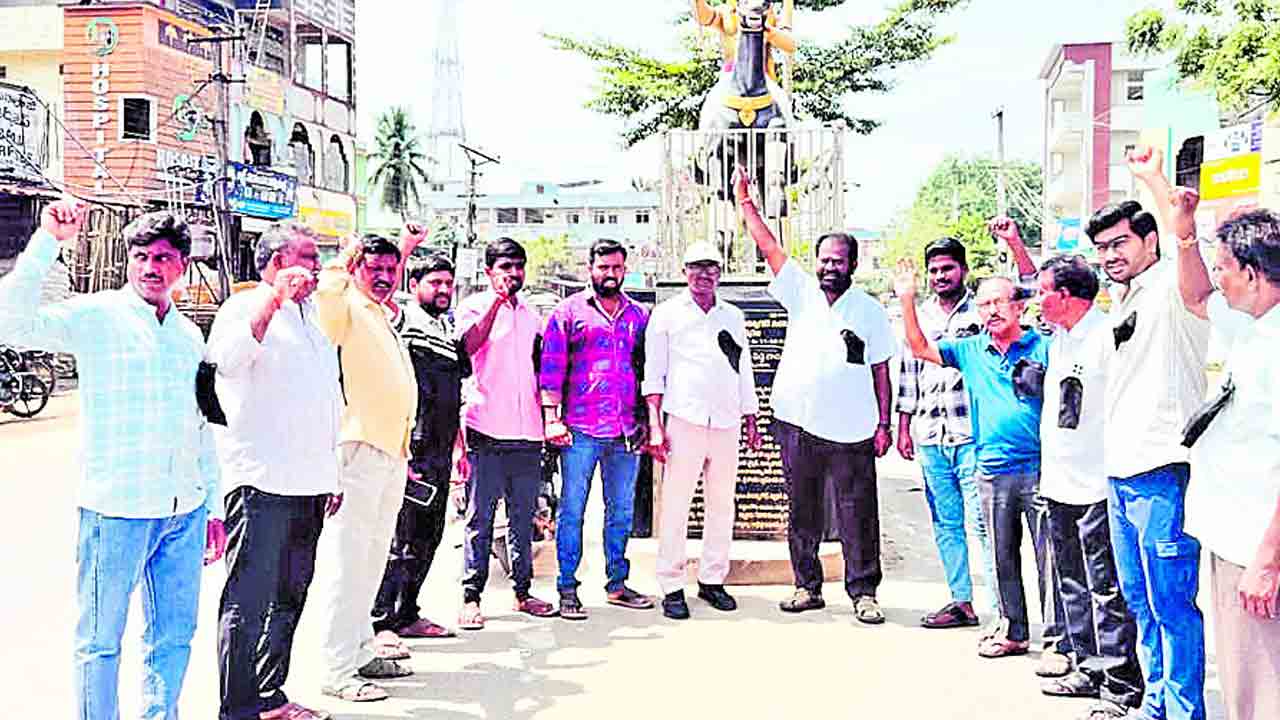 హైకోర్టు స్టేపై సీఎం స్పందించాలి