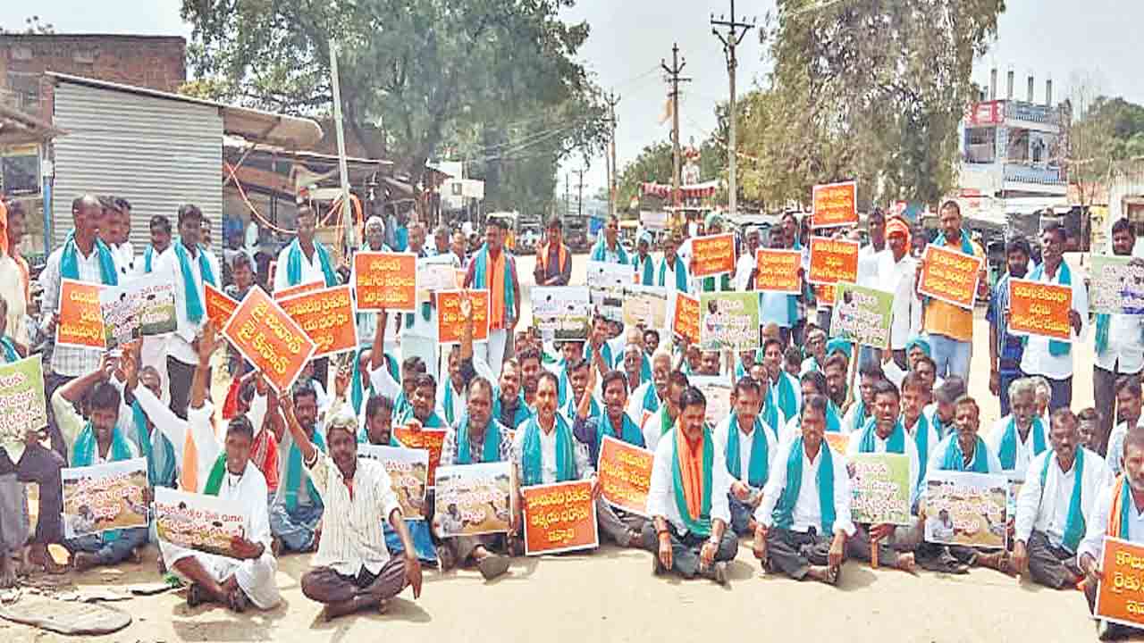 పరిహారం కోసం రోడ్డెక్కిన రైతులు