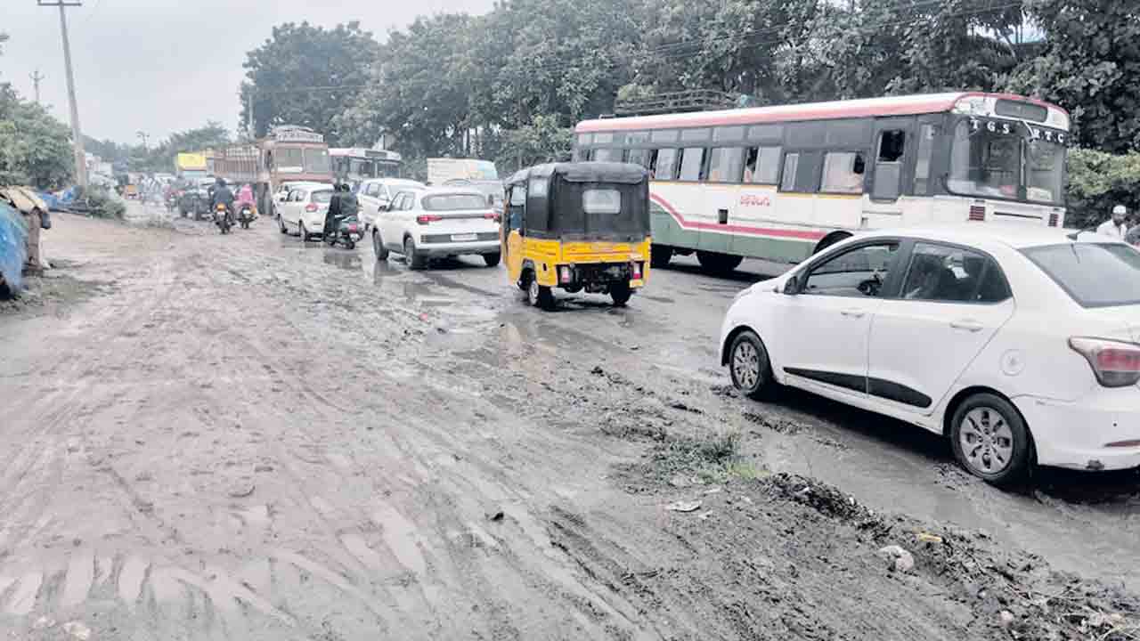 గుంతలమయంగా రోడ్లు