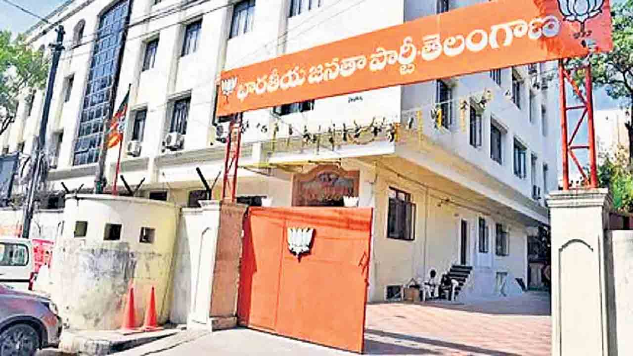 బీజేపీ ఆఫీసులో బీసీ నేతల బాహాబాహీ