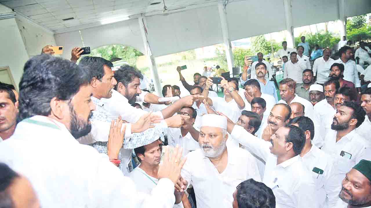 కాంగ్రెస్‌లో రచ్చరచ్చ