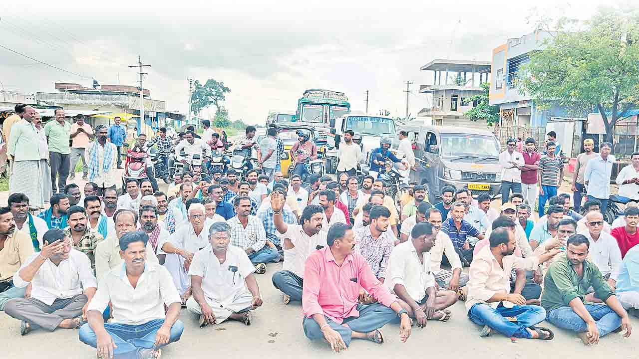 ధాన్యం అన్లోడ్ చేసుకోవడం లేదని రోడ్డెక్కిన రైతన్న