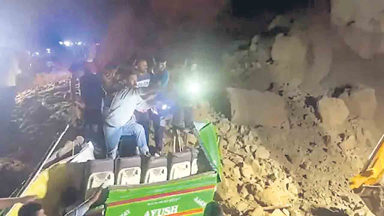 బస్సుపై విరిగిపడ్డ కొండచరియలు