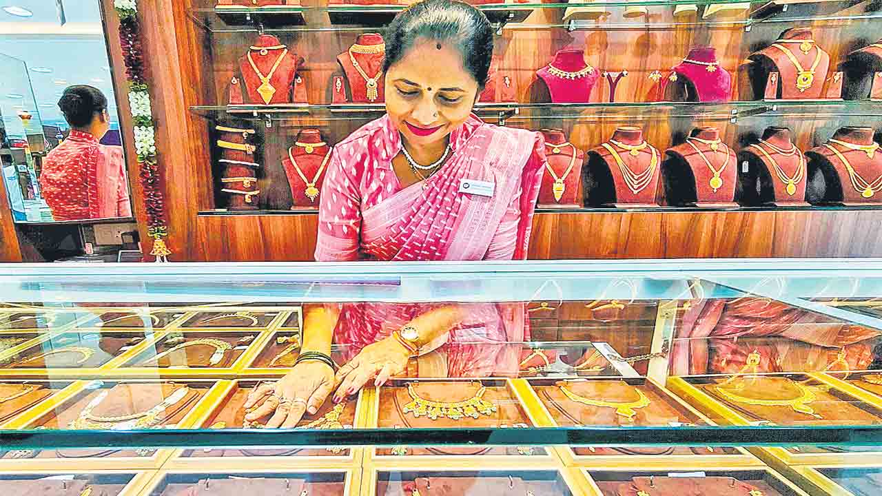 ధంతేరాస్‌కు ధరల సెగ.. భారీగా తగ్గిన బంగారం అమ్మకాలు