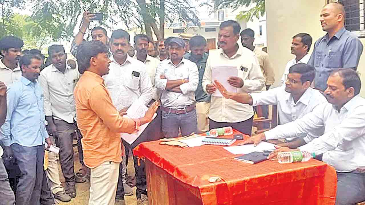 కాంగ్రెస్‌ పాలనలో రైతన్నకు ఎంత కష్టం ఎనిమిది నెలలైనా పరిహారమేదీ?