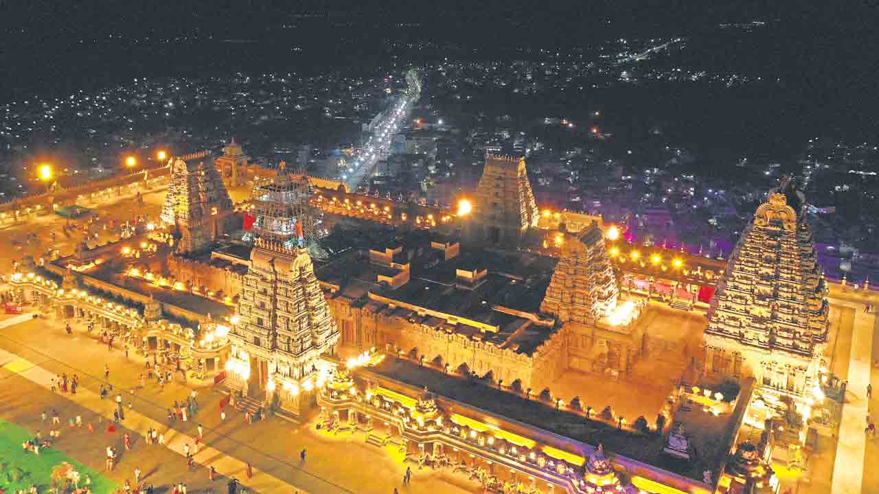 యాదాద్రిలో అణువణువూ ఆధ్యాత్మికం