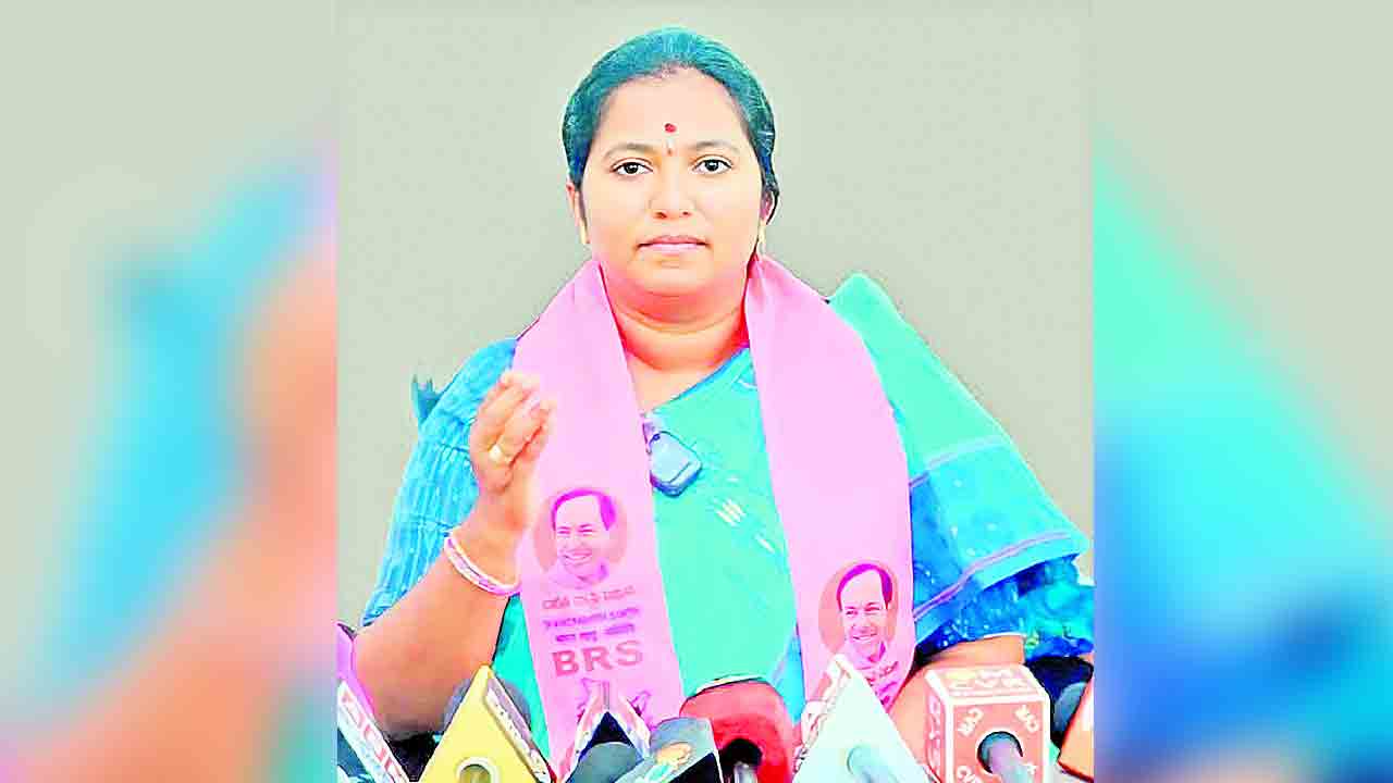 కాంట్రాక్టుల కోసమే మంత్రుల హడావిడి