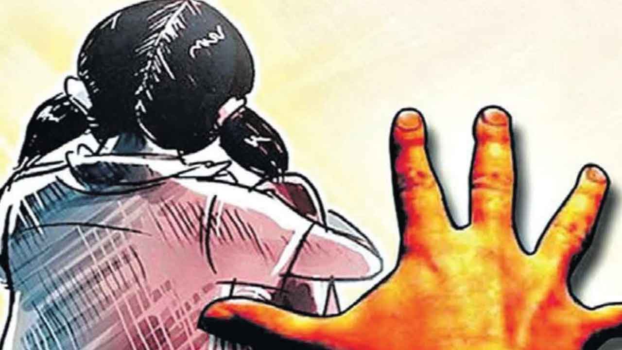 విద్యార్థినులతో అసభ్య ప్రవర్తన .. టీచర్లకు దేహశుద్ధి