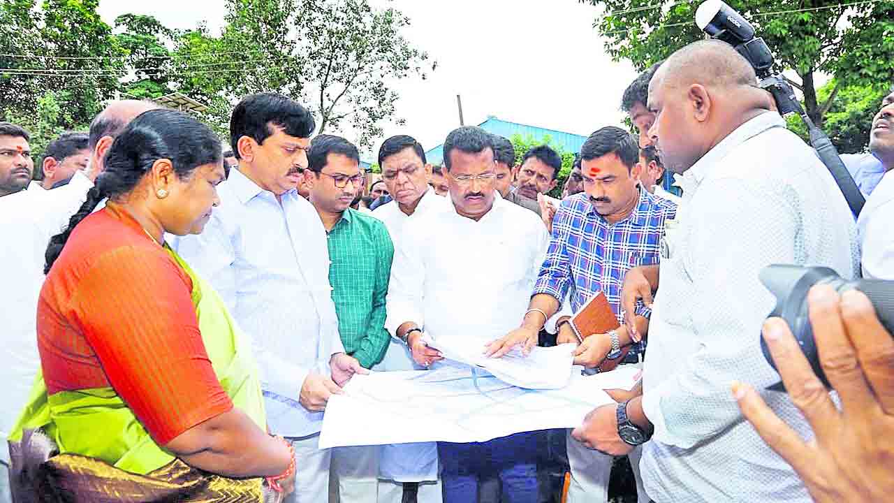 ఎడమొహం.. పెడమొహం