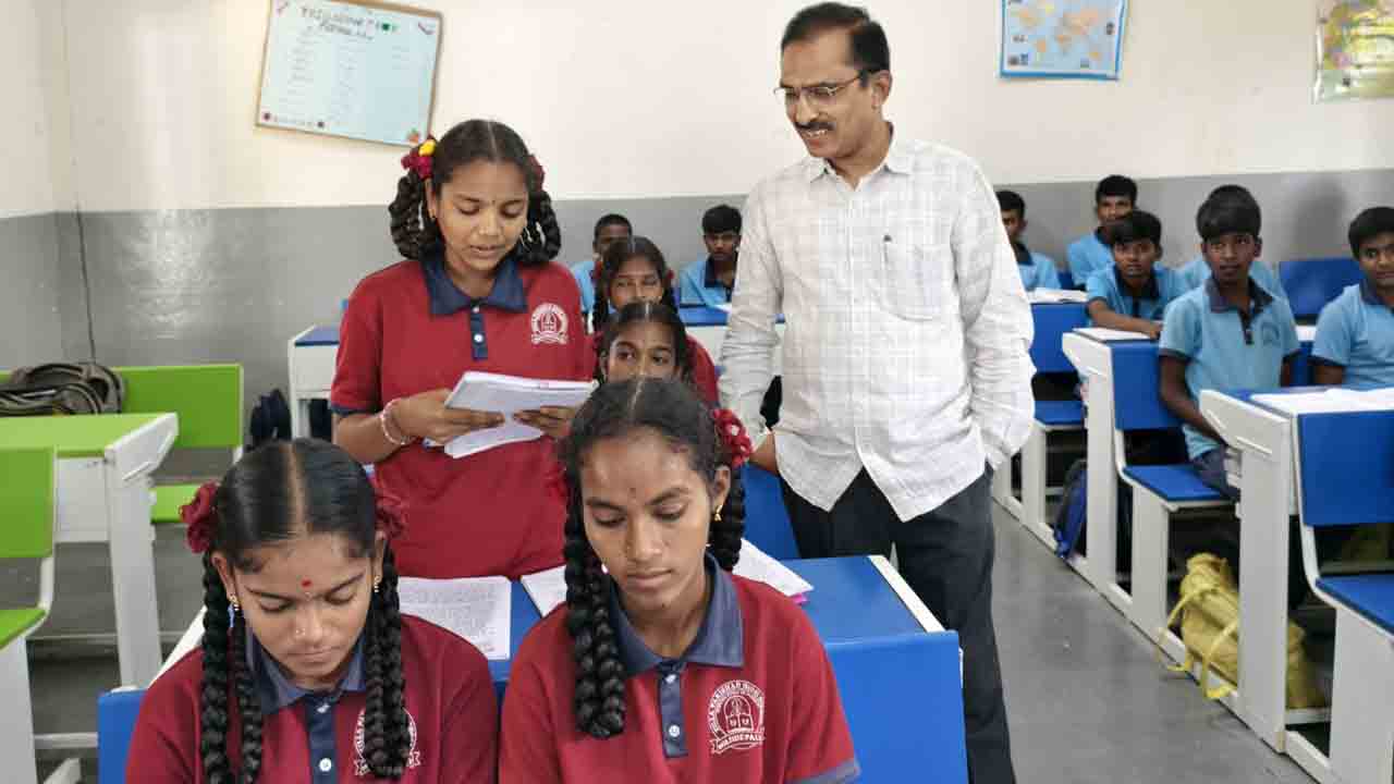 10th exams | ప‌దో త‌ర‌గ‌తి ప‌రీక్ష‌ల్లో 90 శాతం ఉత్తీర్ణత సాధించే విధంగా కృషి చేయాలి : డీఈవో శ్రీనివాస్ రెడ్డి