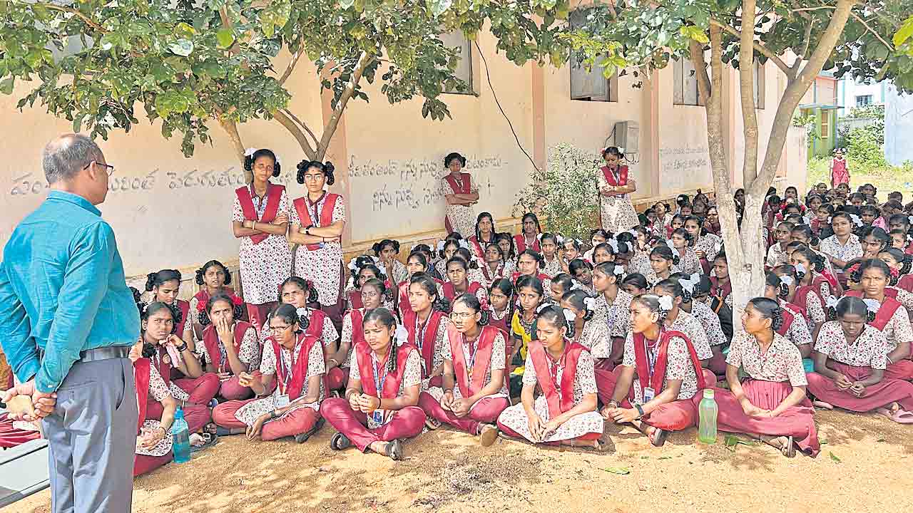 Gurukula Students | ఆకలితో అలమటిస్తున్నం.. వంట సిబ్బందిని నియమించాలంటూ విద్యార్థుల ఆందోళన