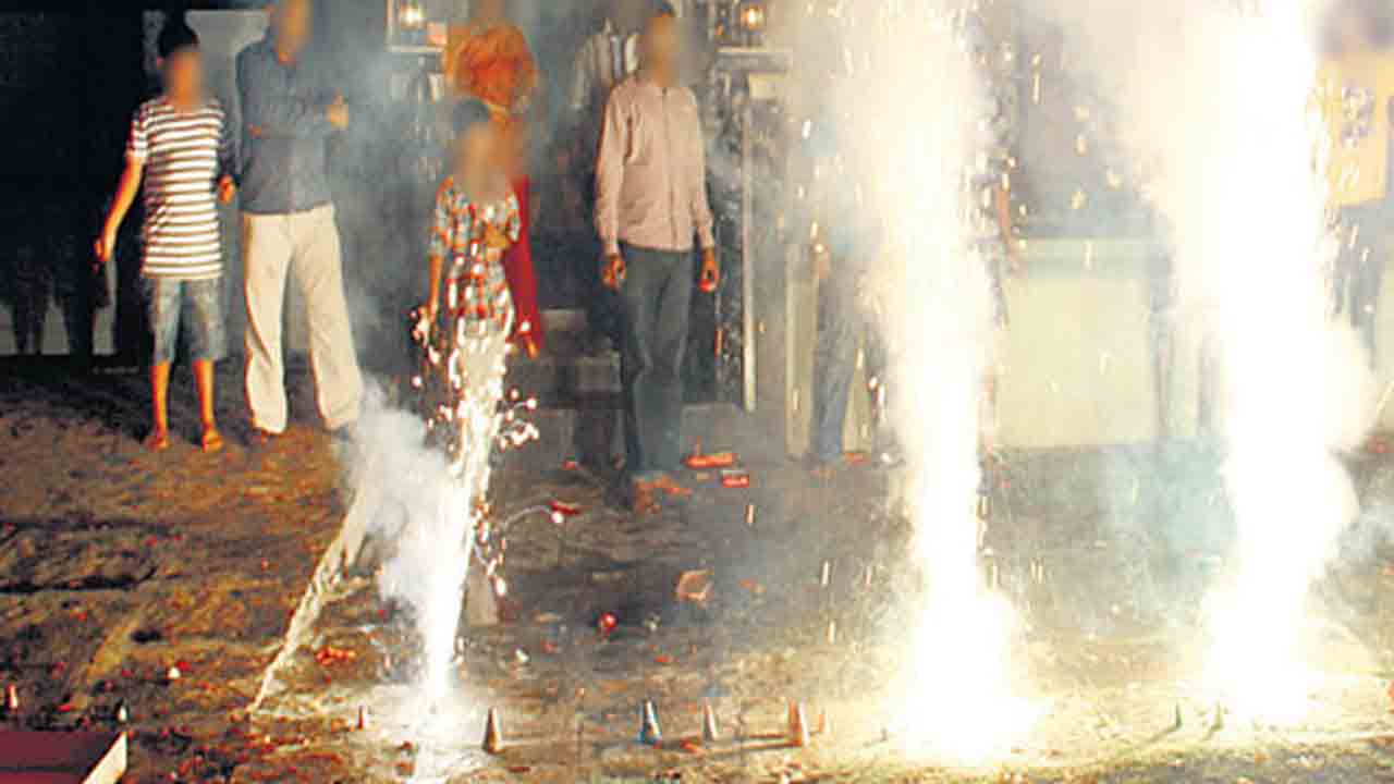 పటాకులు పేలి 54 మందికి కంటి గాయాలు