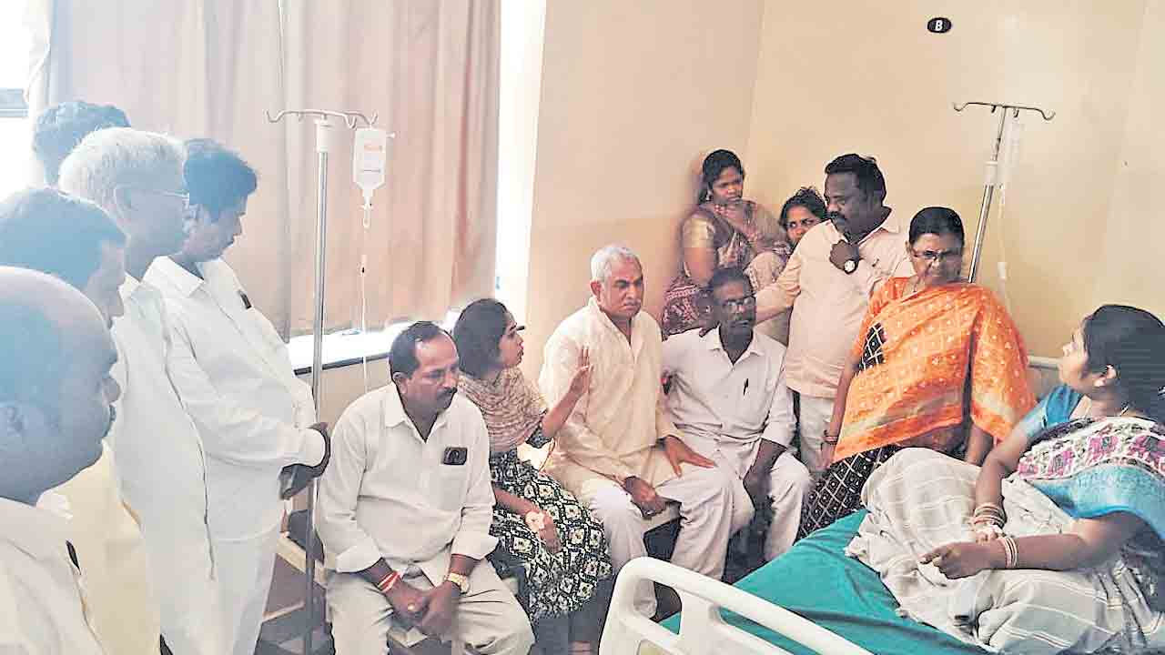 జూబ్లీహిల్స్‌లో కాంగ్రెస్‌ గూండాగిరీ!.. ఇండ్లలోకి వెళ్లి విచక్షణారహిత దాడి