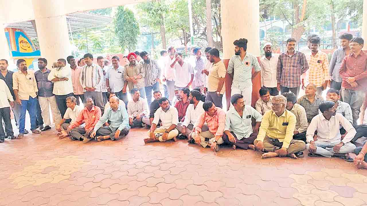 అద్దె వాహనదారుల నిరసన గళం