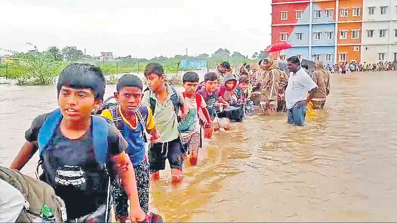 తుపాను బీభత్సం.. సర్కారు నిర్లక్ష్యం