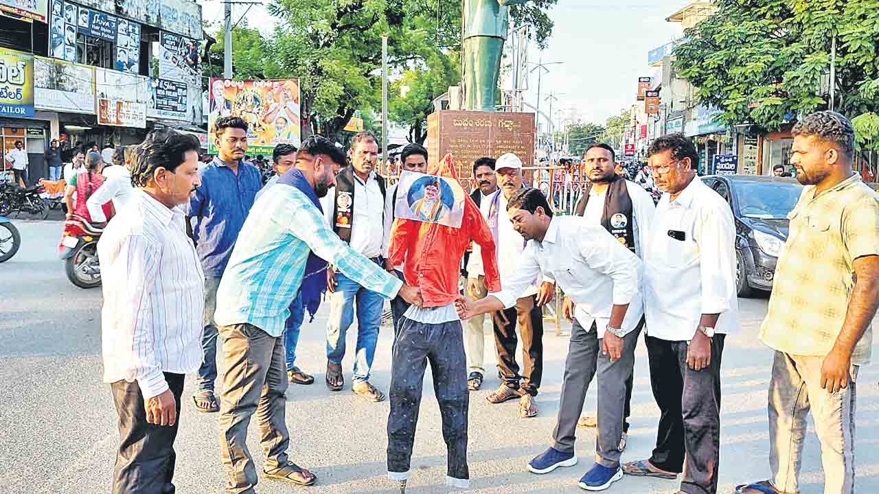 భగ్గుమన్న దళిత సంఘాలు