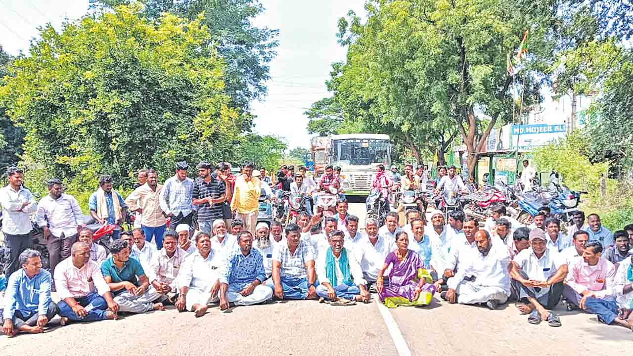 పరిహారం కోసం రైతుల రాస్తారోకో