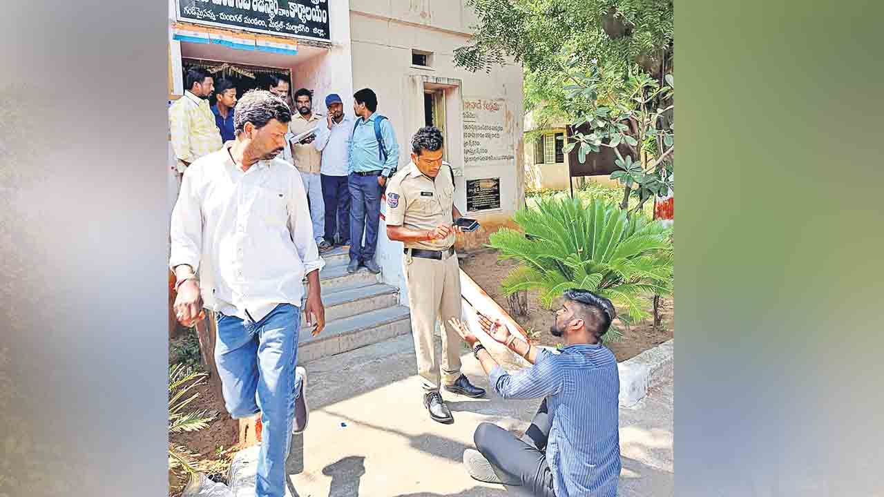 మరో రైతు ఆత్మహత్యాయత్నం