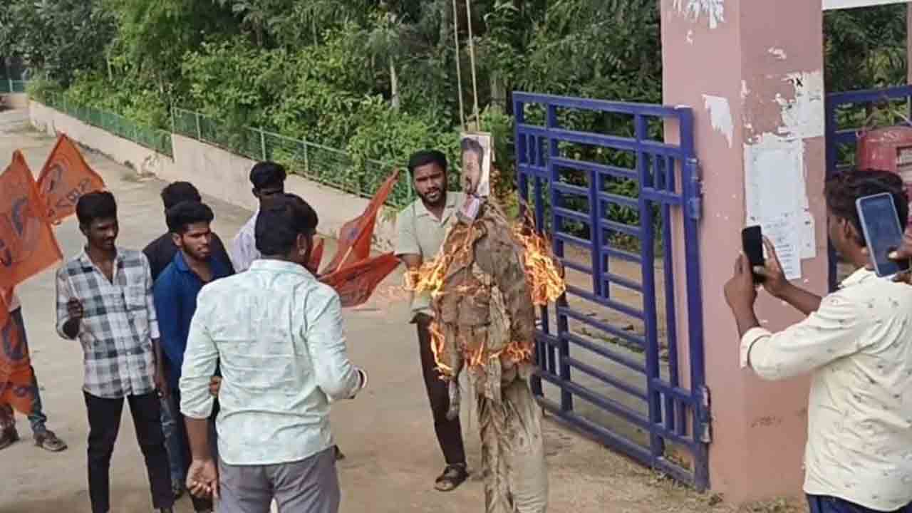 ఫీజు రీయింబర్స్మెంట్స్ చెల్లించాలని..