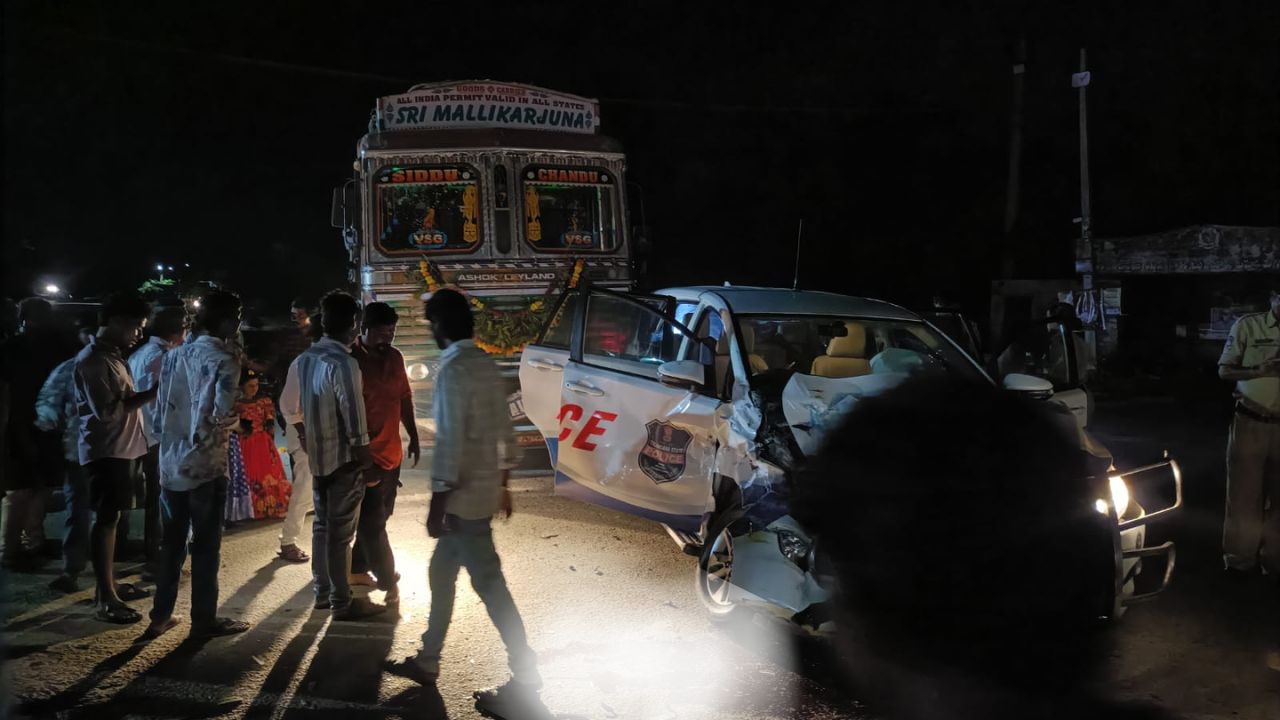Road accident | సీఎం పర్యటనకు వెళ్లి వస్తుండగా రోడ్డు ప్రమాదం.. డీఎస్పీ వెంకటేశ్వర్లుకు గాయాలు