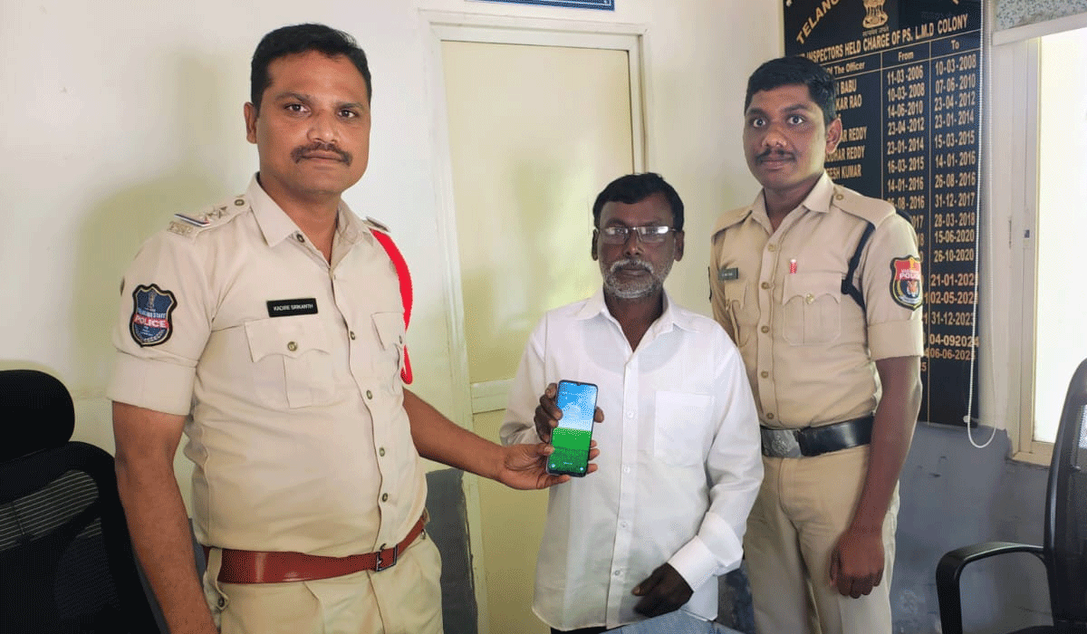 Police | పోగొట్టుకున్న ఫోన్ను బాధితుడికి అందజేసిన పోలీసులు