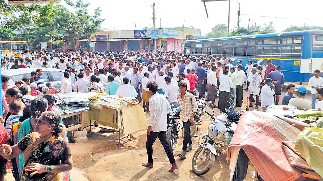 విద్యార్థిని మృతదేహంతో రాస్తారోకో