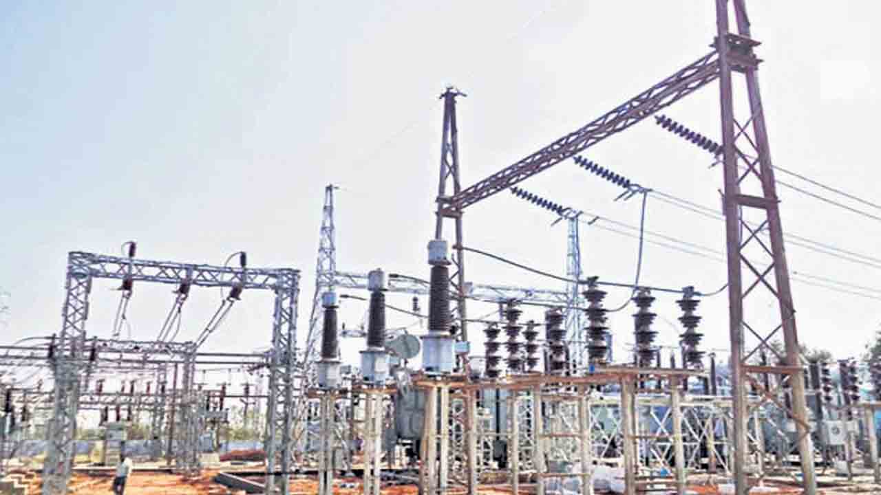 రైతుల్ని పీడిస్తున్న కరెంటు పిశాచాలు!.. లంచాల మత్తులో ఇంజినీర్లు, సిబ్బంది!