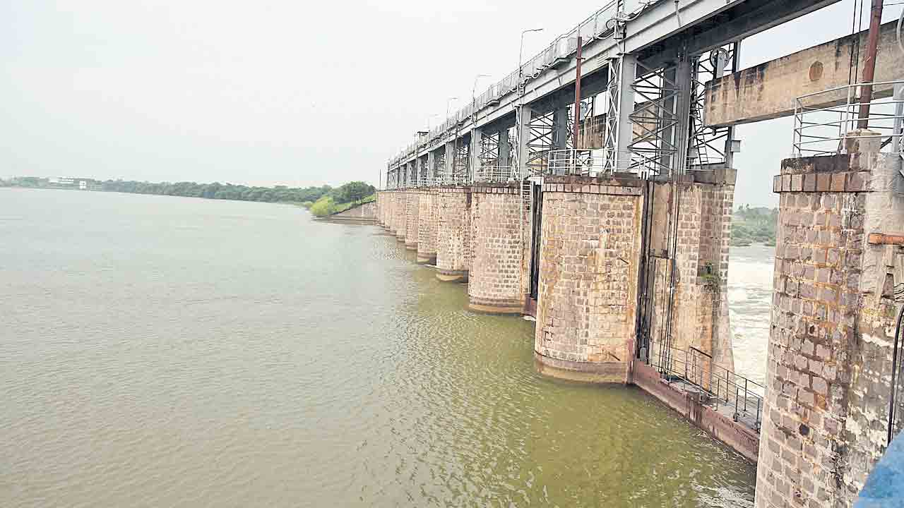 ఆనకట్టలు పట్టవా?