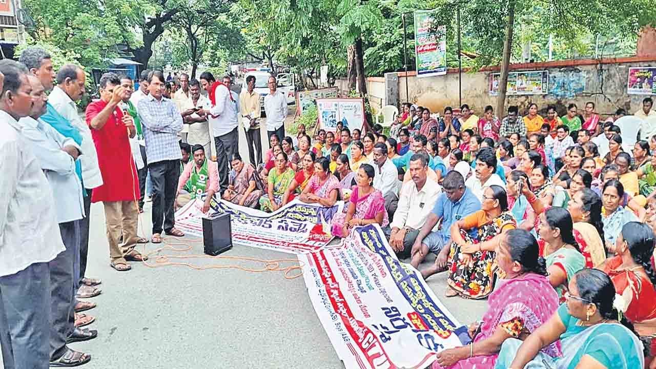 కొనసాగుతున్న 72 గంటల ధర్నా