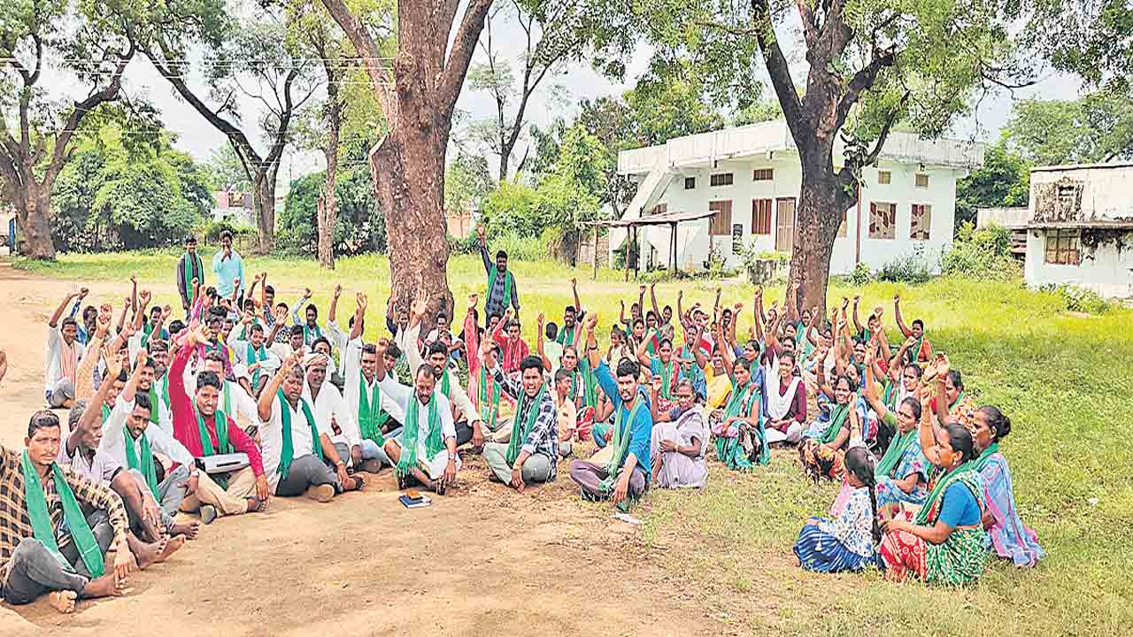 అటవీ అధికారులపై భగ్గుమన్న ఆదివాసీలు
