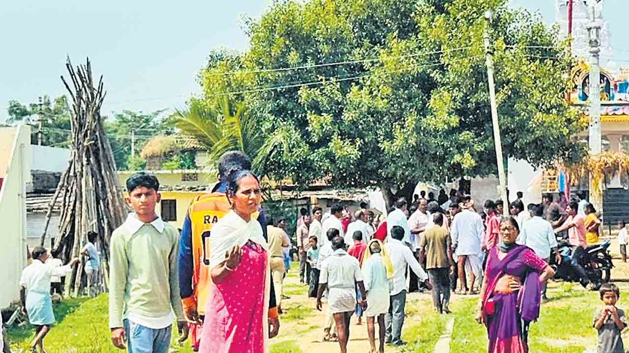 ఎక్సైజ్‌ అధికారులపై గిరిజనుల దాడి