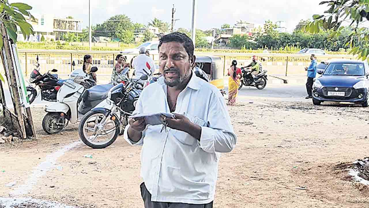 ఇందిరమ్మ రాలేదని నిరుపేద కన్నీరు