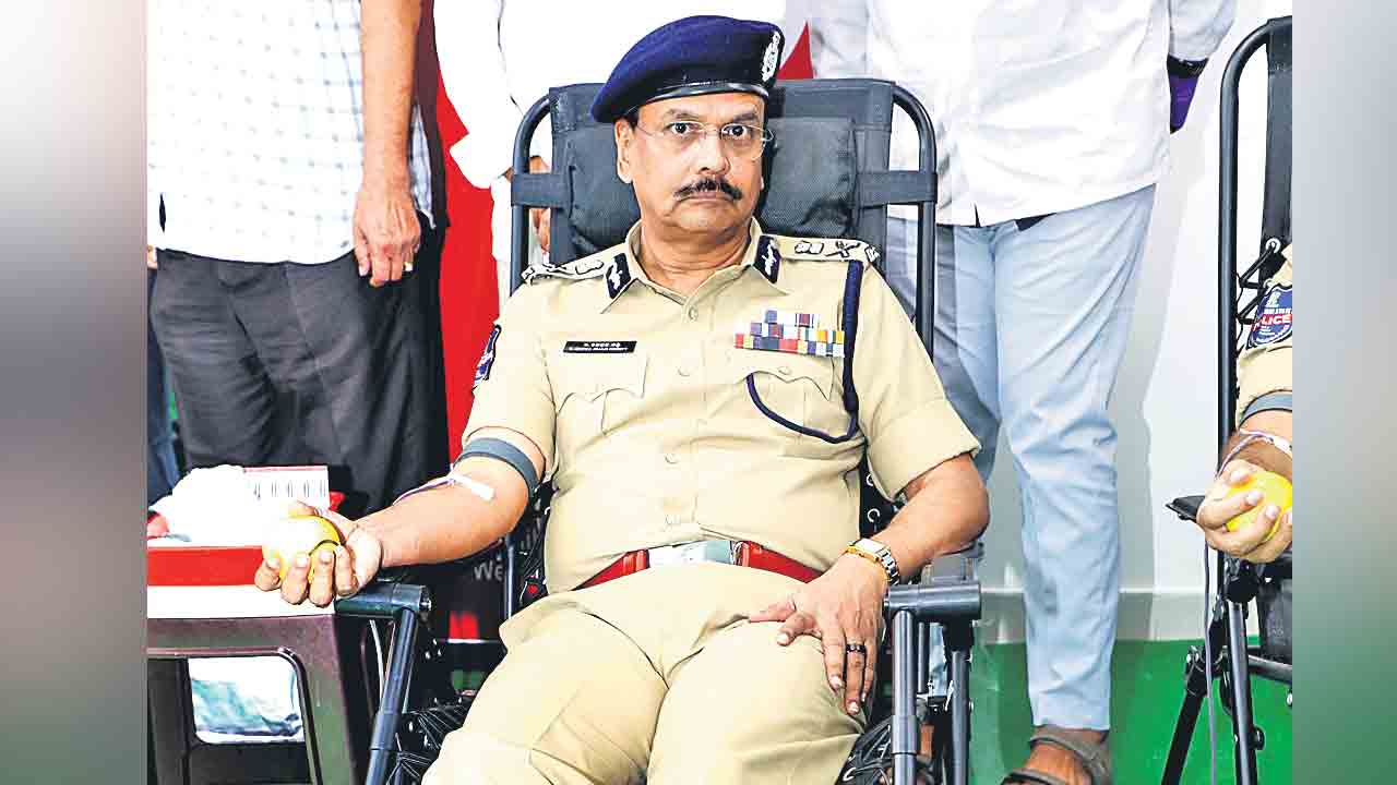 రక్తదానానికి ముందుకు రావాలి : డీజీపీ