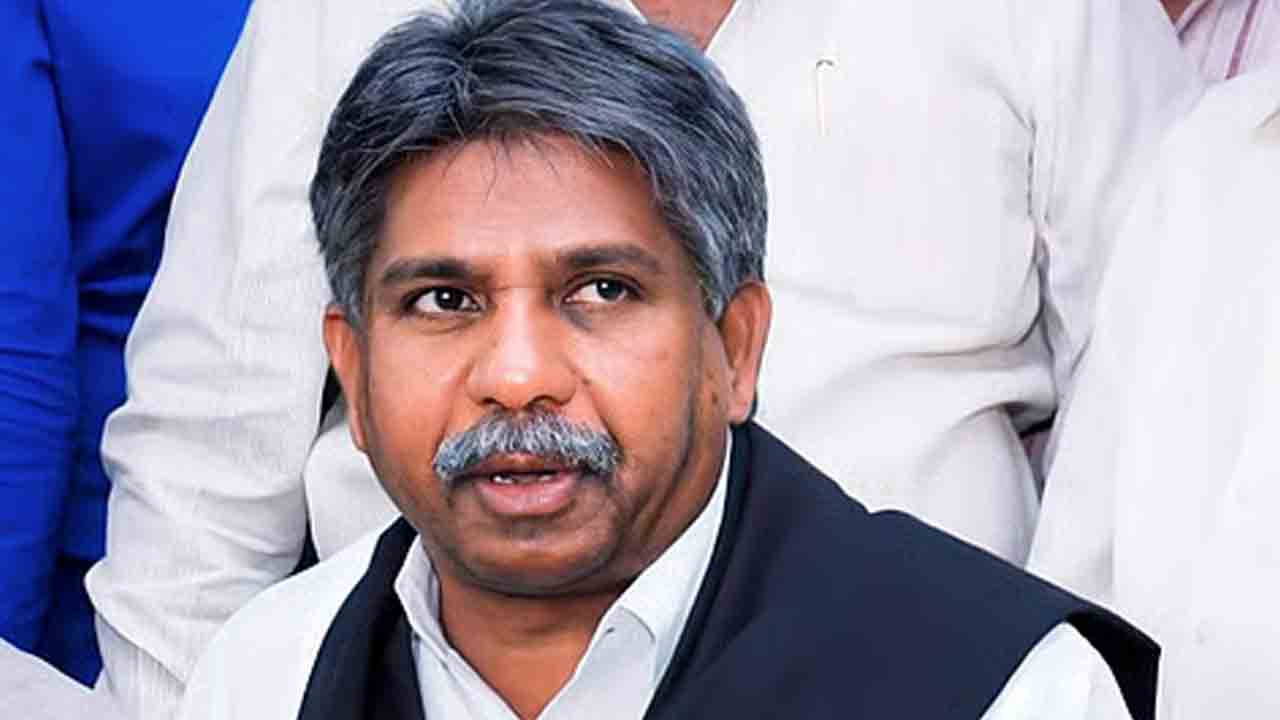 పొన్నం క్షమాపణ చెప్పాలి