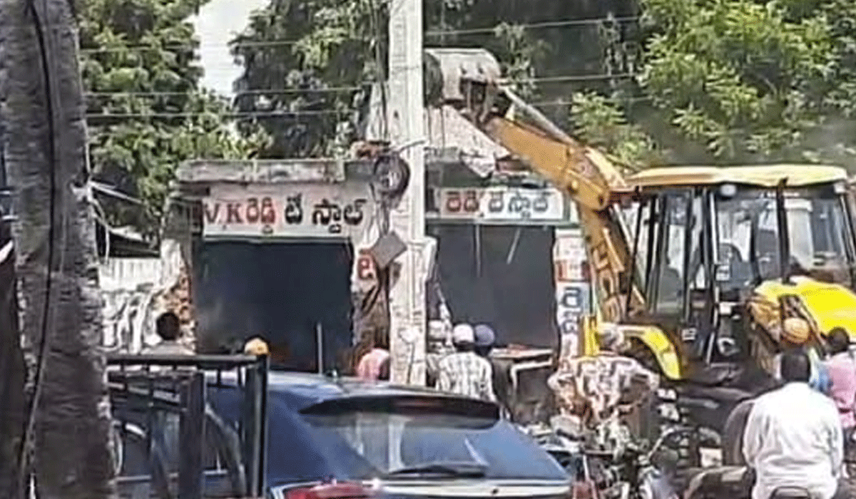 Godavarikhani | గోదావరిఖనిలో మళ్లీ కూల్చివేతలు ప్రారంభం.. రోడ్డున పడ్డ మొబైల్ షాపుల వ్యాపారులు