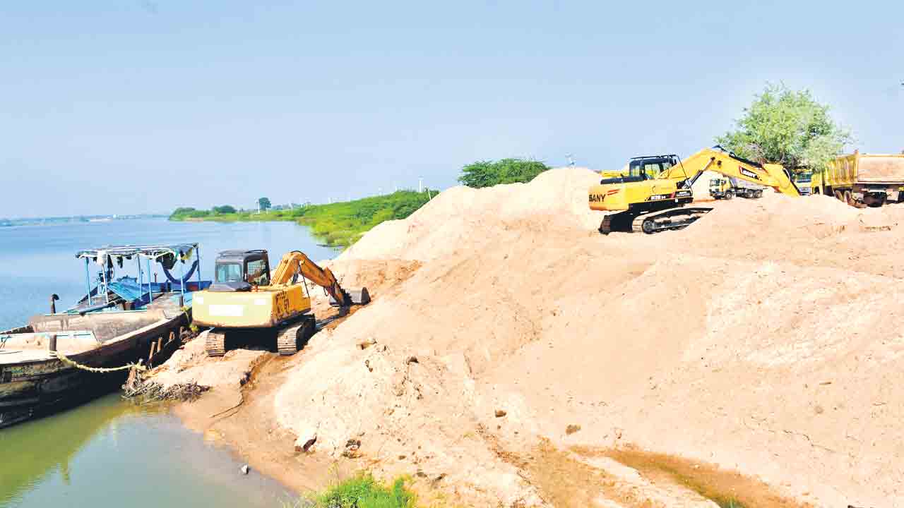 నా అనుమతి లేకుండా ఇసుక తరలిస్తారా..?