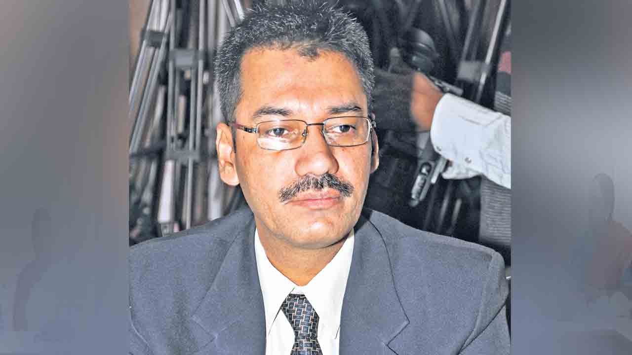 మూటల కొట్లాటకు ఐఏఎస్‌ బలి?