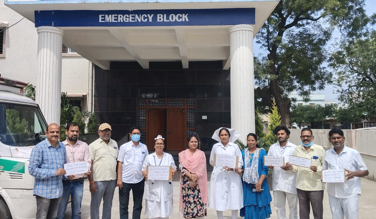 TVVP medical employees | టీవీవీపీ వైద్య ఉద్యోగులకు సకాలంలో జీతాలు అందజేయాలని ప్లకార్డులతో ఉద్యోగుల నిరసన