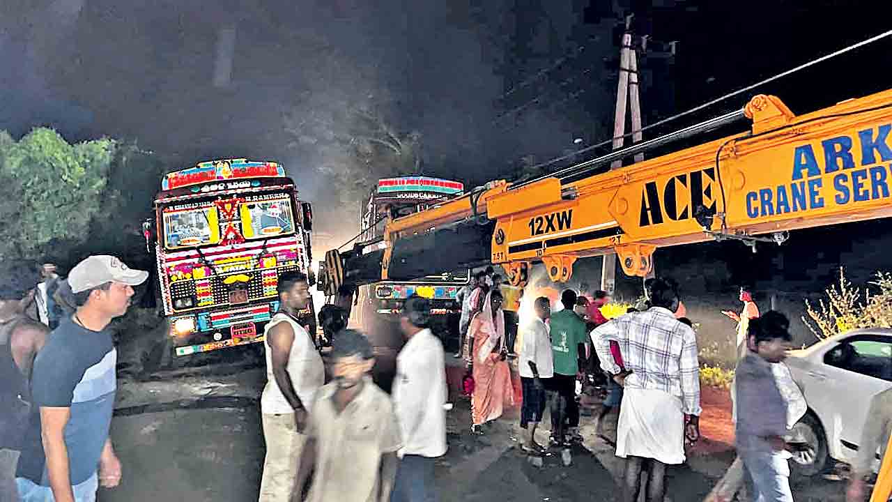 Sand Transport | మేం చావాలా? బతకాలా?.. తెలంగాణ ఇసుక లారీల విధ్వంసంపై ఏపీ వాసుల ఆగ్రహం