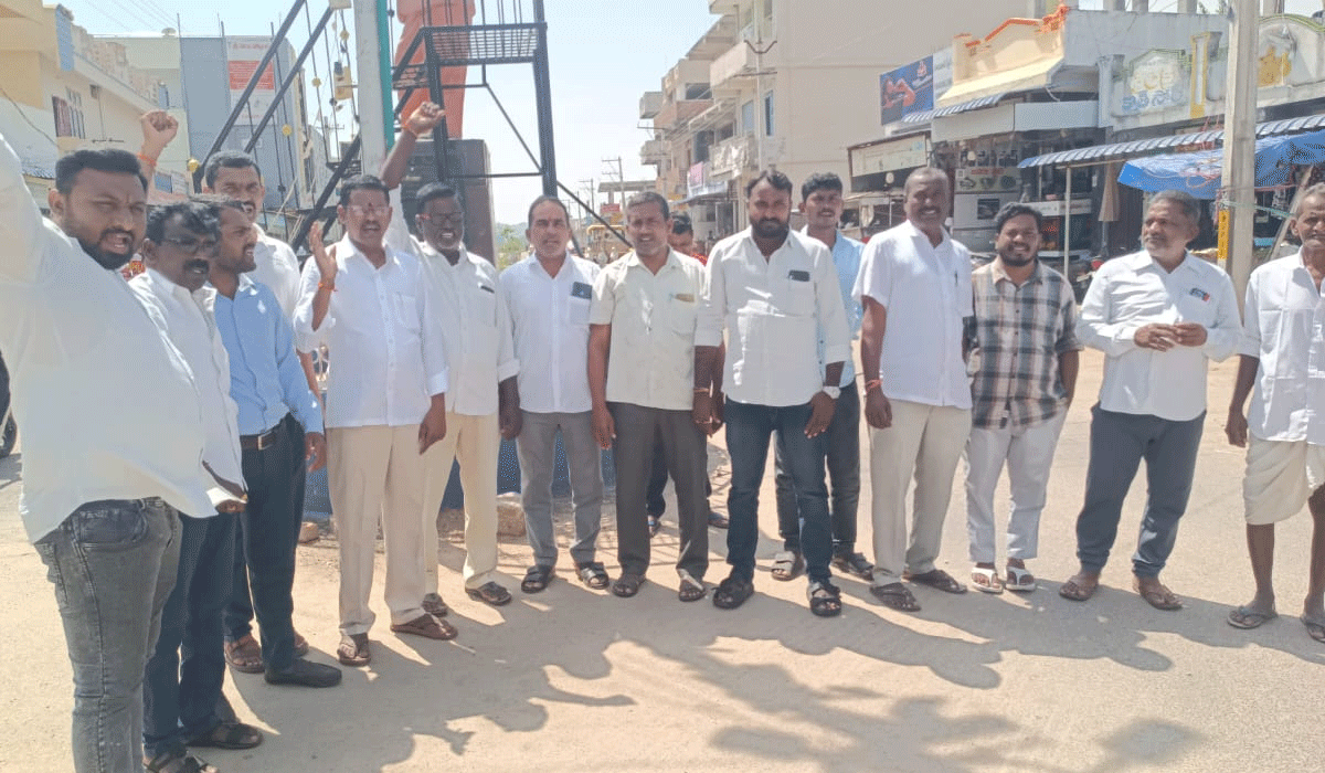 National BC Association | హైకోర్టు తీర్పుకు వ్యతిరేకంగా బీసీ సంఘాల నిరసన.. జాతీయ బీసీ సంఘం మండల అధ్యక్షుడు నీరటి రాజకుమార్