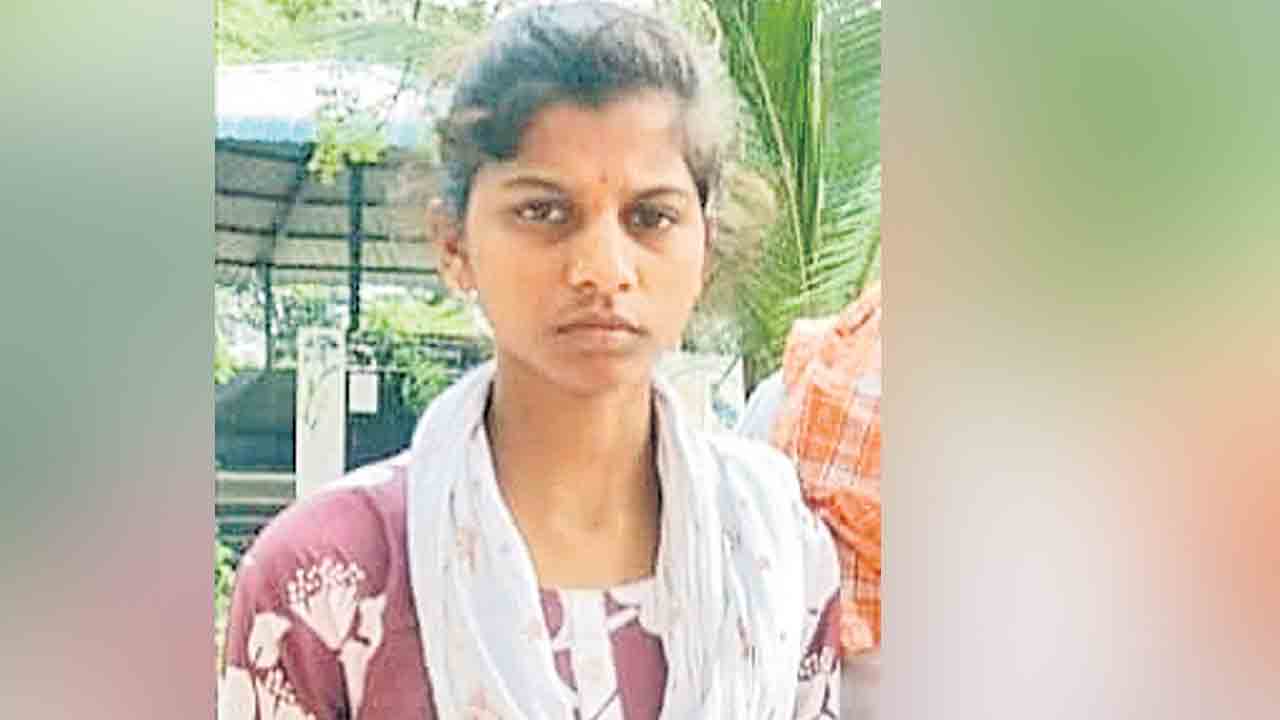 గురుకులంలో ఇంటర్‌ విద్యార్థిని ఆత్మహత్య