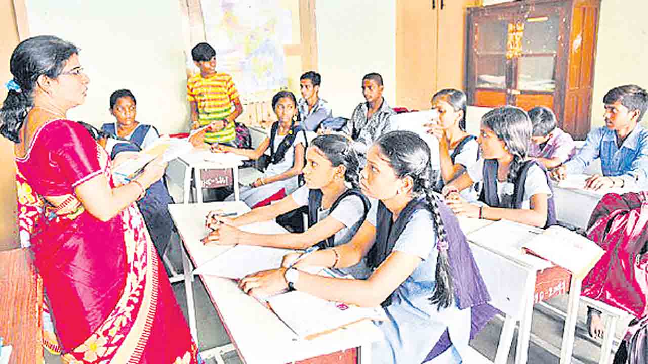 టీచర్ల తాత్కాలిక బదిలీలకు దరఖాస్తులు