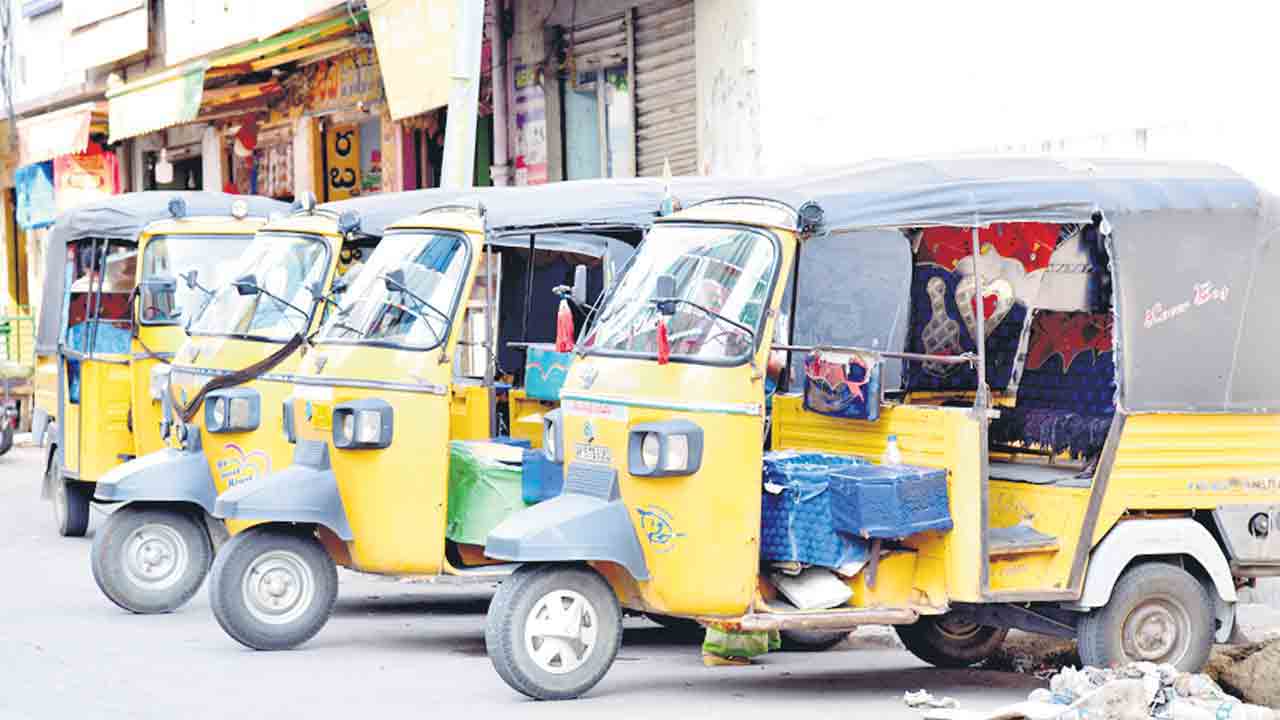 అప్పుల ఊబిలో ఆటోడ్రైవర్లు!.. ప్రభుత్వం సుమారు వెయ్యి కోట్ల బాకీ!