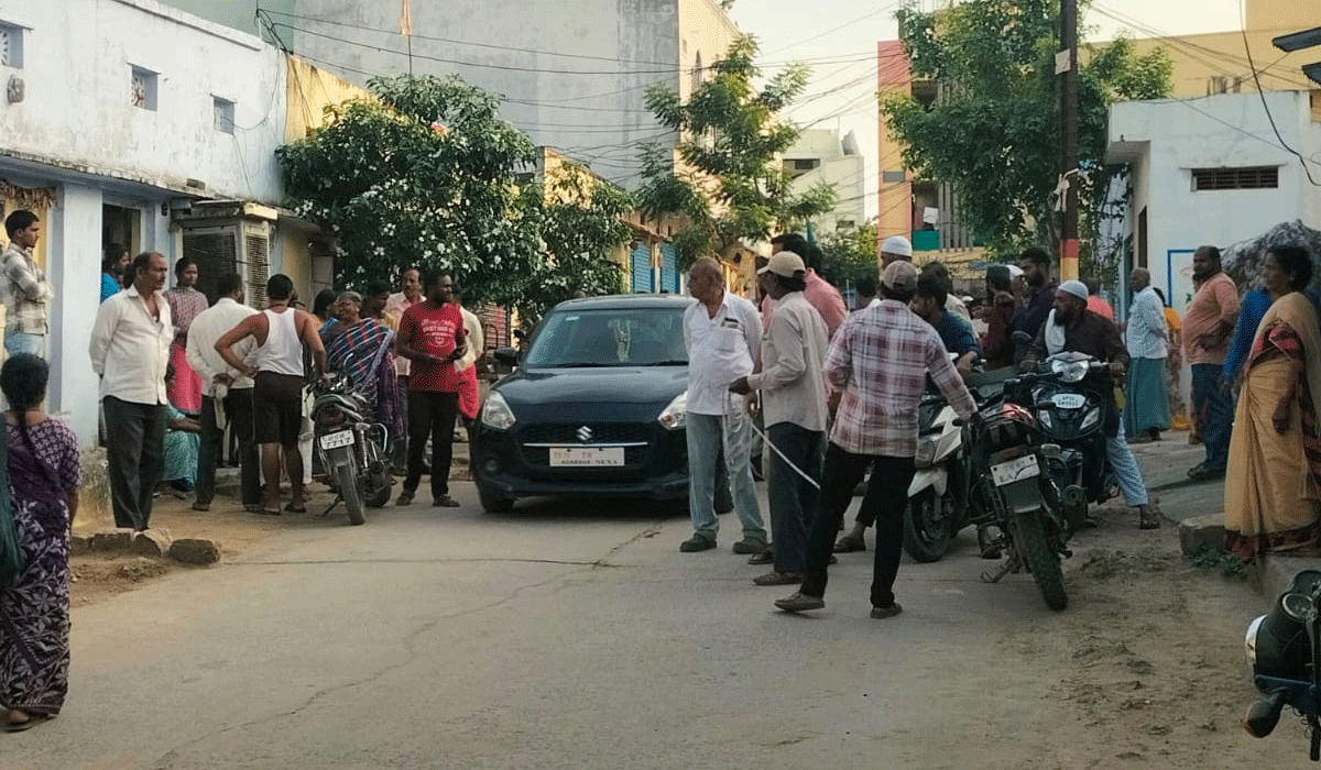 40 feet road expansion | తదుపరి ఆపరేషన్ అశోక్ నగర్.. 40 ఫీట్ల రోడ్డు విస్తరణకు బల్దియా ఉద్యోగుల మార్కింగ్