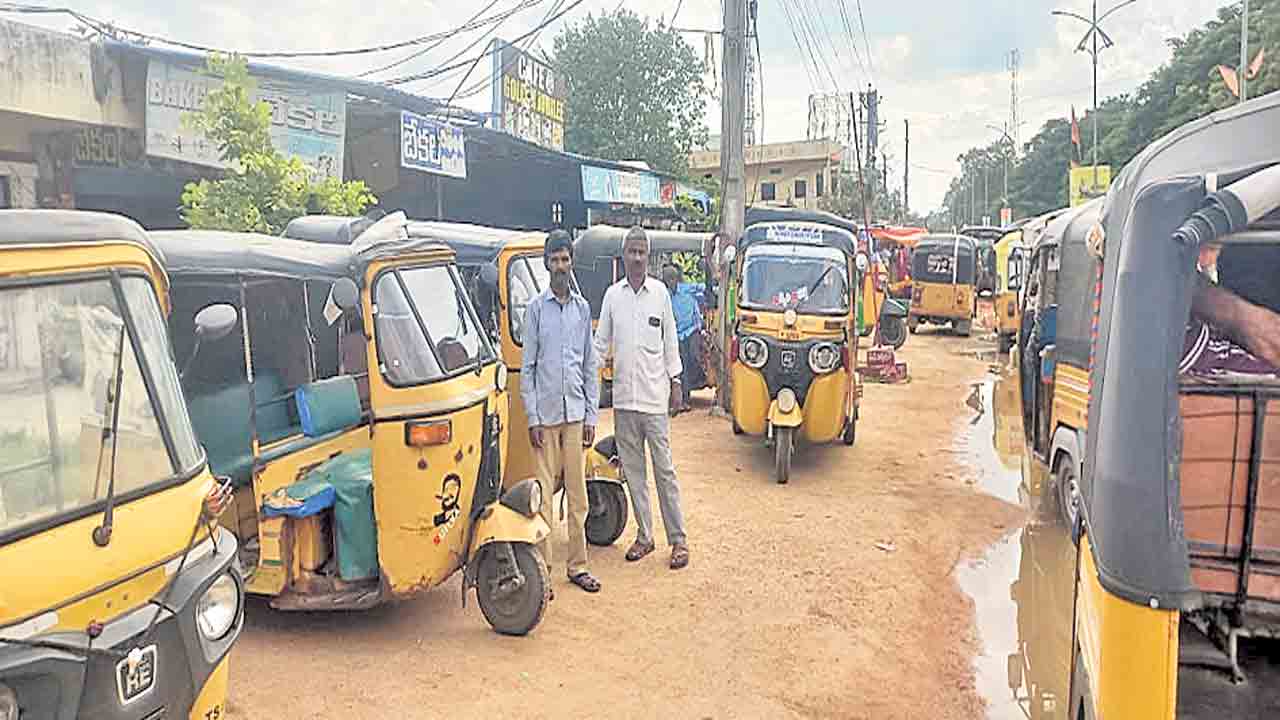 ఆటో అన్నల బతుకులు