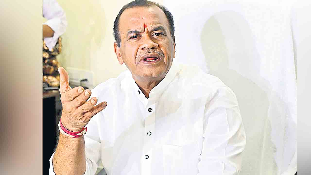 Komatireddy Venkat Reddy | నాకు తెల్వకుండా సభా? సినిమాటోగ్రఫీ మంత్రినైన నాకు కనీసం సమాచారమివ్వరా?