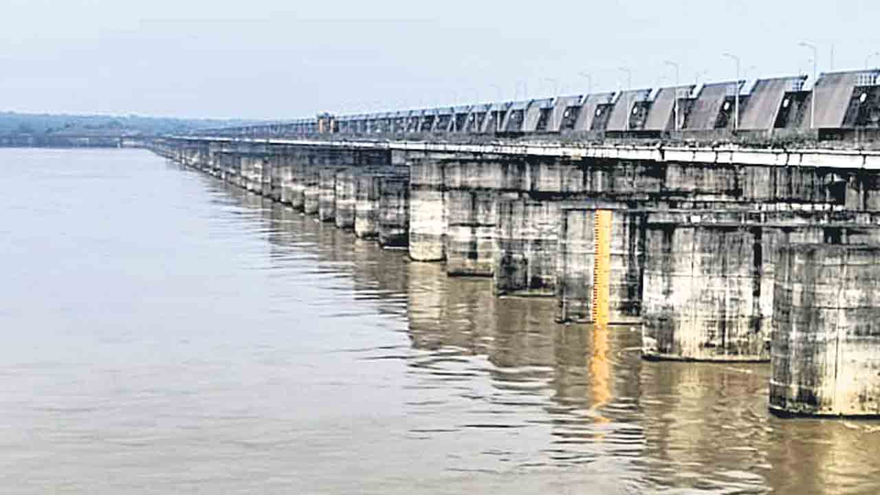 మేడిగడ్డకు పెరుగుతున్న వరద