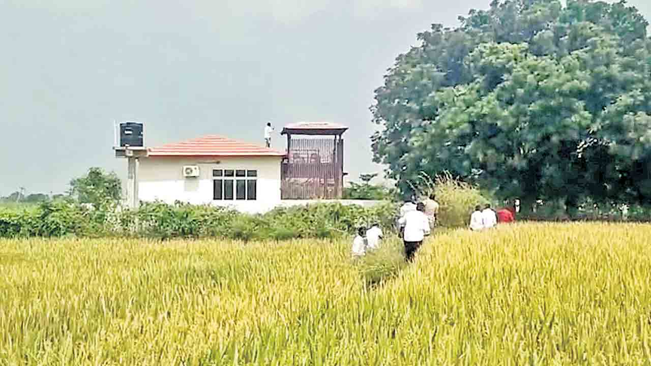 రసమయి ఇంటిపై రాళ్ల దాడి!.. కాంగ్రెస్‌ నేతల దౌర్జన్యం..