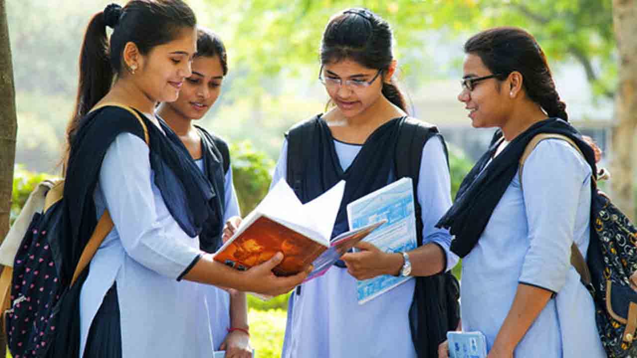 ఇంటర్ విద్యార్థులకు ఉచిత యూనిఫారాలు